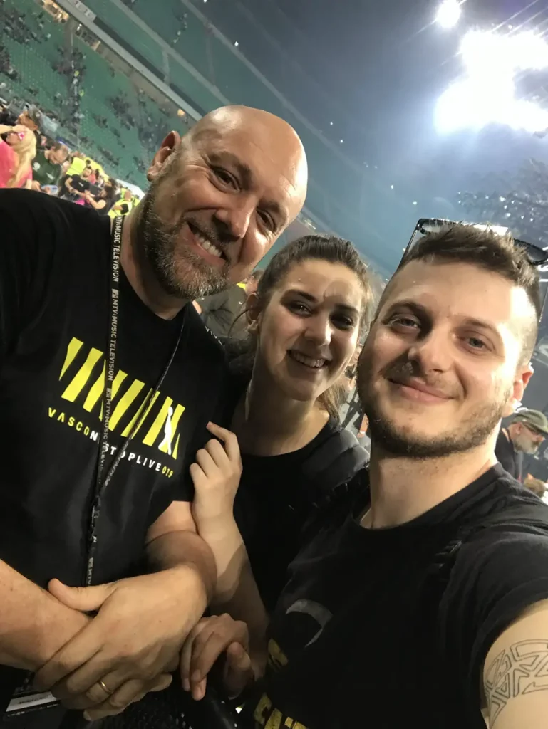 gerardo taurasi e marina calò con l'ingegnere del suono di vasco rossi al concerto a san siro