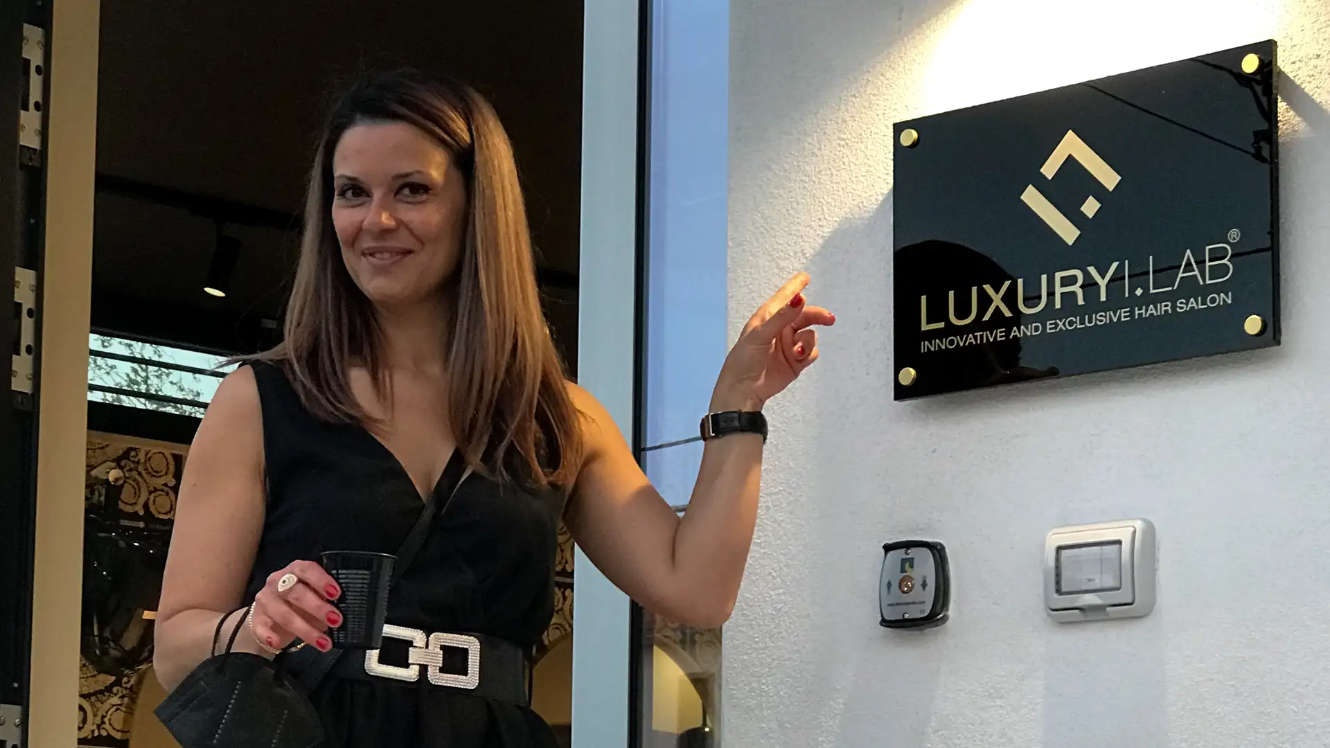 logo di luxurylab su insegna appesa davanti al salone a frigento