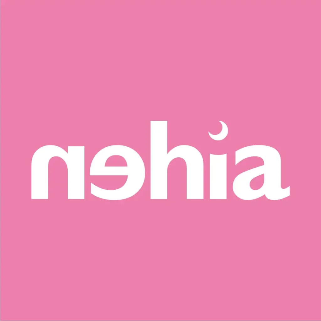 logo del brand nehia bianco su fondo fucsia